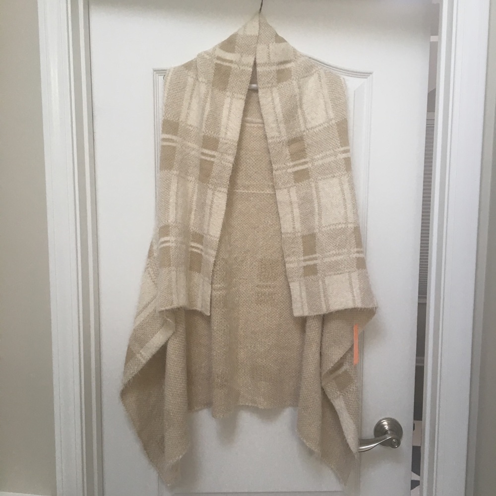 Cozy cream & tan checked, drapey vest!